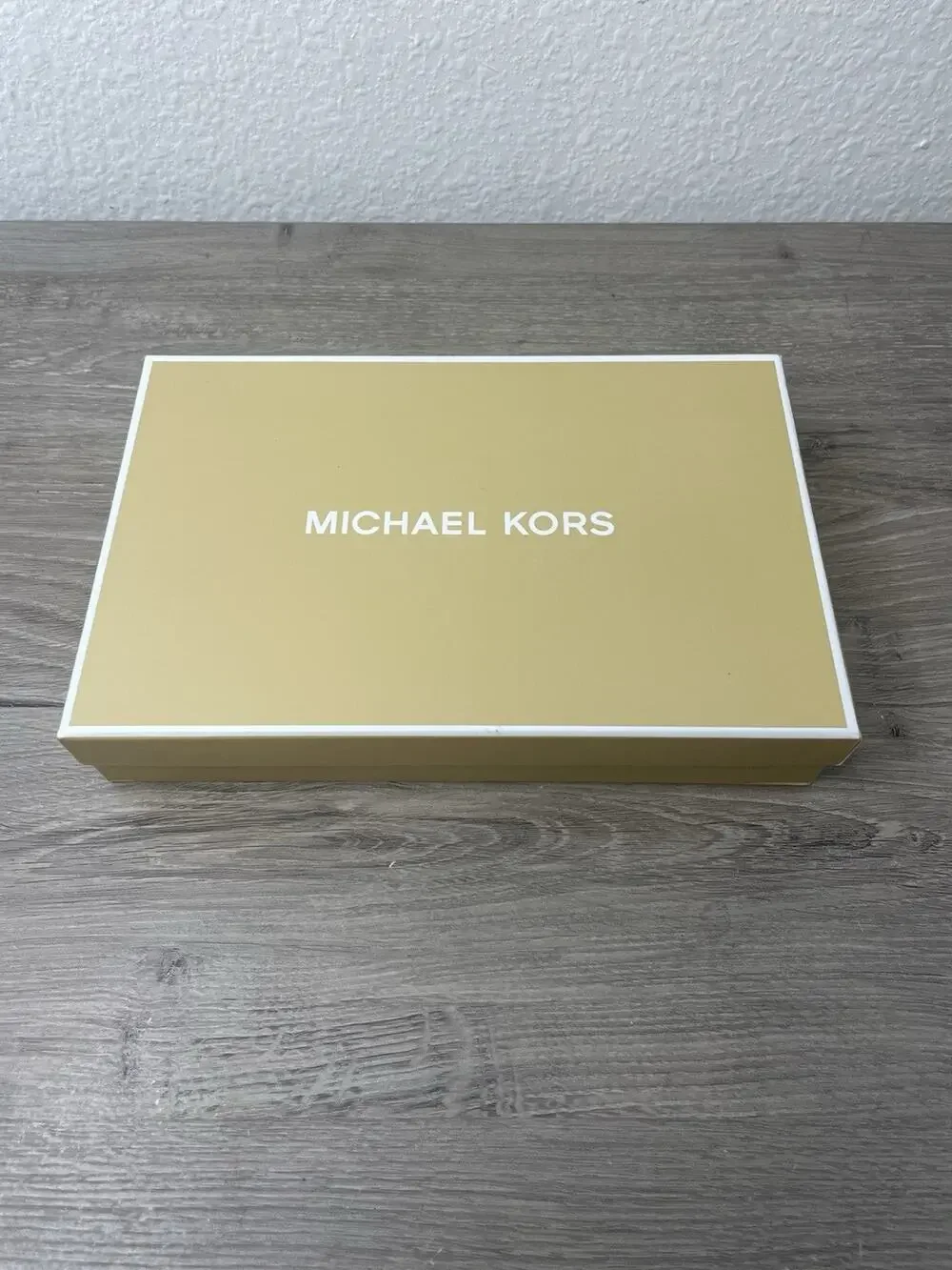 NWT Michael Kors Giftable Boxed Set - Jet Set Travel Coin Pouch & AirPods Case